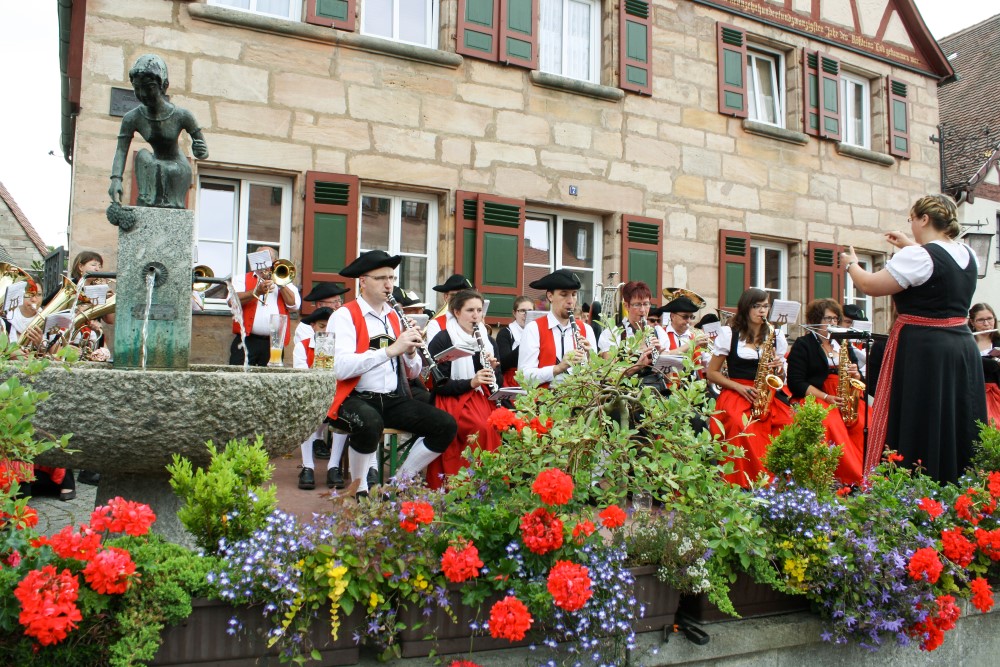 Kärwa in Cadolzburg, Baumaufstellen am Marktplatz