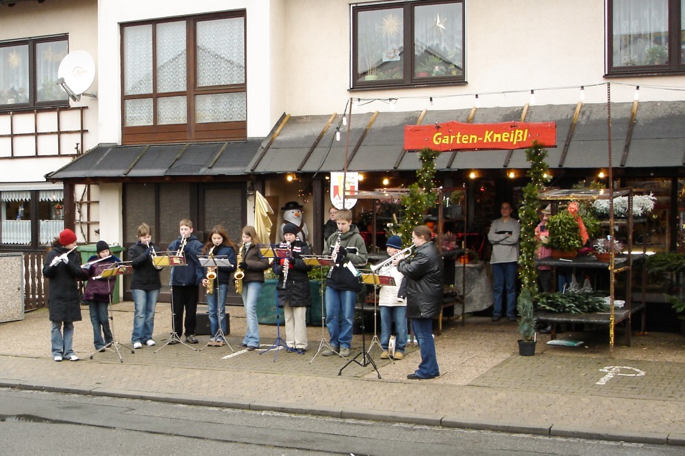 In der Weihnachtszeit tritt es beim Adventsmarkt oder auch wie hier an einem Standkonzert auf